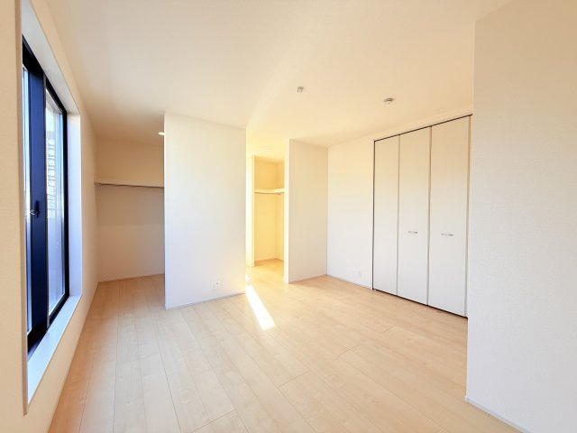 小美玉市羽鳥13期　新築戸建　4号棟の洋室|家具や小物を合わせやすいシンプルデザイン♪
広さや日当たりなど、写真では伝えきれない部分を現地で確認してみませんか？
