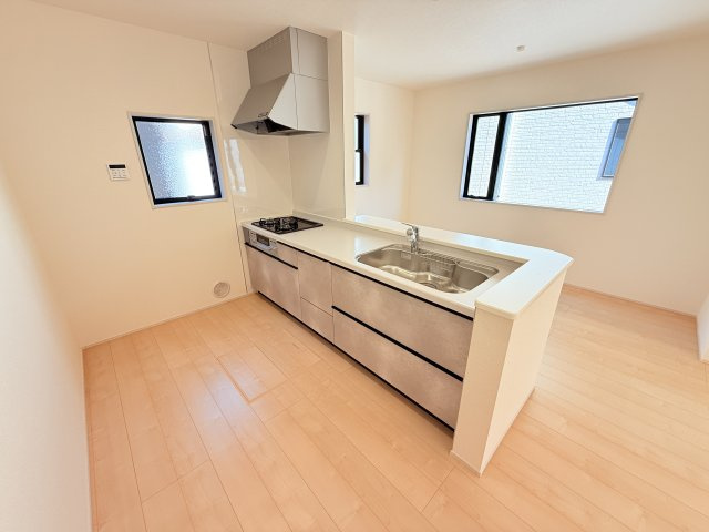 小美玉市羽鳥13期　新築戸建　4号棟のキッチン|家族とのコミュニケーションや小さいお子さんの様子を見守りながら安心して料理ができます。洗練されたスタイリッシュなデザインと使い勝手を追求した設備、豊富な収納力も大満足です。