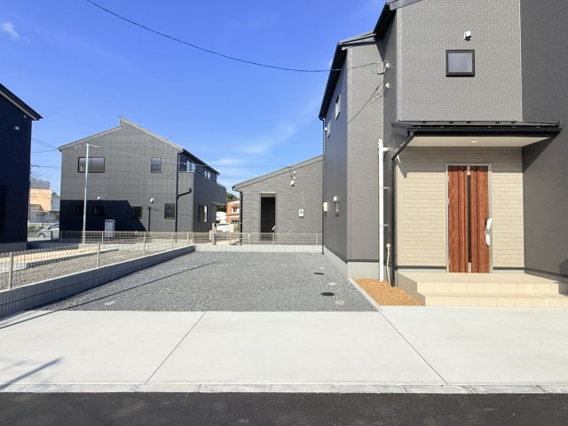 小美玉市羽鳥13期　新築戸建　4号棟の駐車場|カースペース3台可能♪庭付き！