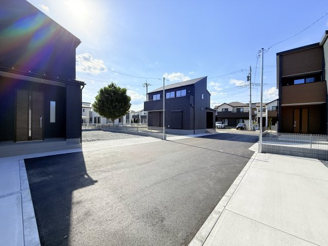 小美玉市羽鳥13期　新築戸建　4号棟の前面道路含む現地写真|実際に現地で周辺環境や街並み、近隣のスーパーや通学路の安全性、病院、公園・・・など生活のイメージをご確認ください！
