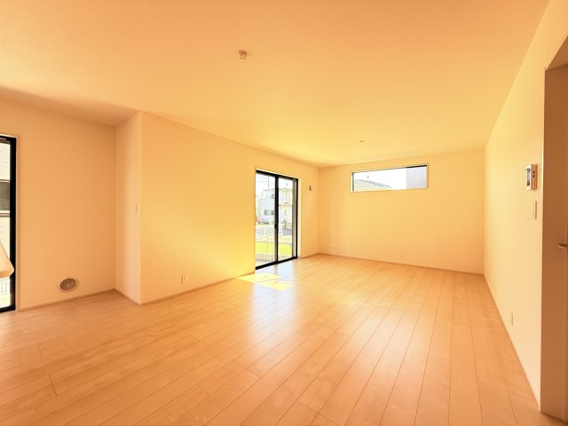 小美玉市羽鳥13期　新築戸建　5号棟の居間・リビング|広々としたＬＤＫ♪
家具を置いても窮屈感を感じず過ごせます。