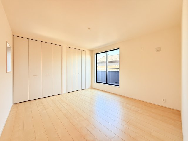 小美玉市羽鳥13期　新築戸建　5号棟の洋室|家具や小物を合わせやすいシンプルデザイン♪
広さや日当たりなど、写真では伝えきれない部分を現地で確認してみませんか？