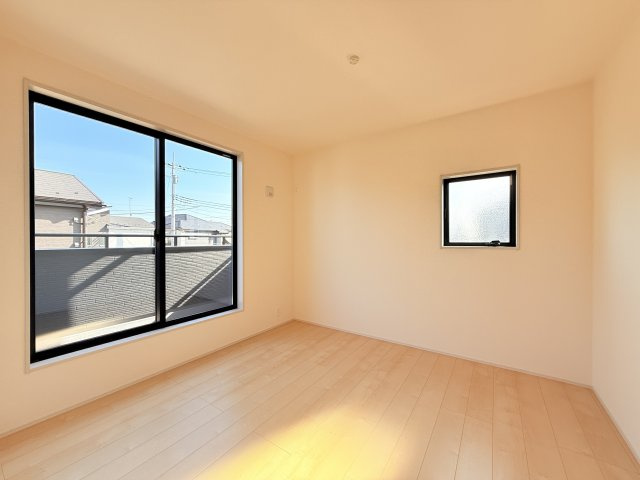 小美玉市羽鳥13期　新築戸建　5号棟の洋室|家具や小物を合わせやすいシンプルデザイン♪
広さや日当たりなど、写真では伝えきれない部分を現地で確認してみませんか？