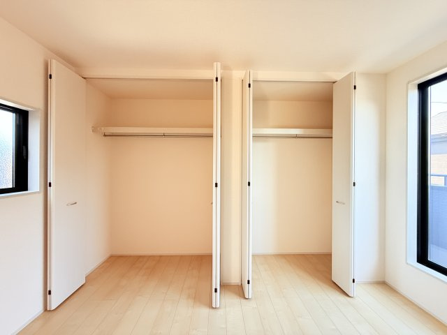 小美玉市羽鳥13期　新築戸建　5号棟の収納|普段使いのお洋服や小物はもちろん、季節物のお洋服などもしっかりと整理整頓おしまい頂けます。居室空間をより広く隅々までお使いいただけますね。