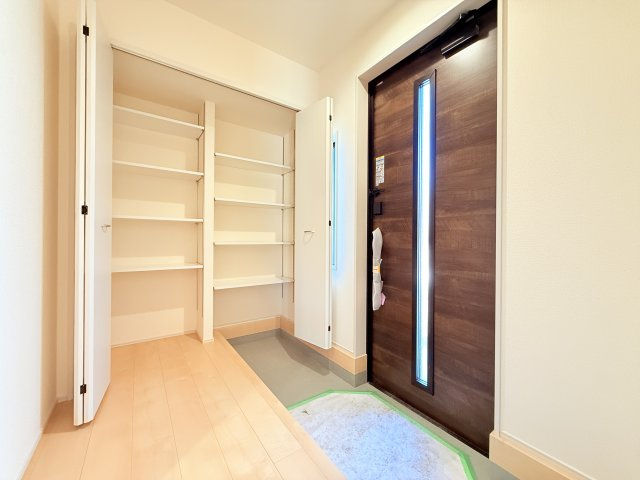 小美玉市羽鳥13期　新築戸建　5号棟の玄関|靴をまとめて保管できるシューズボックス。綺麗に整頓された玄関で来客者を気持ちよく招きませんか？