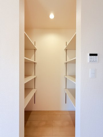 小美玉市羽鳥13期　新築戸建　5号棟の収納|家具や小物を合わせやすいシンプルデザイン♪
広さや日当たりなど、写真では伝えきれない部分を現地で確認してみませんか？
