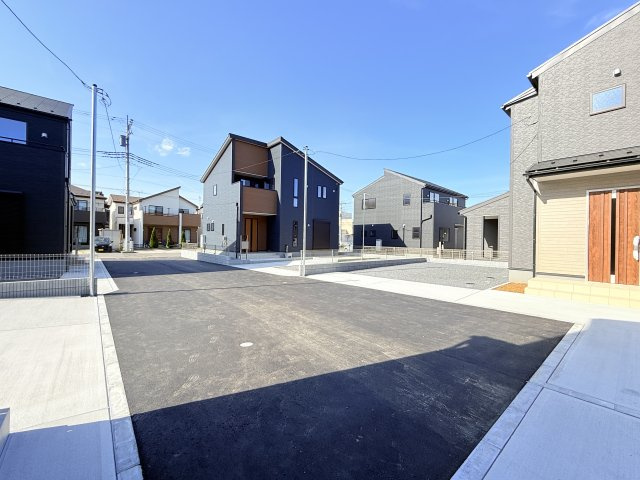 小美玉市羽鳥13期　新築戸建　5号棟の前面道路含む現地写真|実際に現地で周辺環境や街並み、近隣のスーパーや通学路の安全性、病院、公園・・・など生活のイメージをご確認ください！