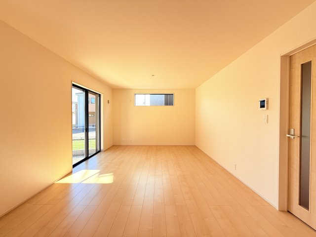小美玉市羽鳥13期　新築戸建　5号棟の居間・リビング|広々としたＬＤＫ♪
家具を置いても窮屈感を感じず過ごせます。