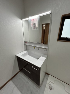 【独立洗面台】 | 安芸区矢野東４丁目　№3　新築戸建 | 三面鏡付き洗面台