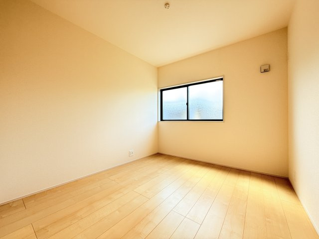 小美玉市希望ヶ丘1期　新築戸建　3号棟の洋室|家具や小物を合わせやすいシンプルデザイン♪
広さや日当たりなど、写真では伝えきれない部分を現地で確認してみませんか？
