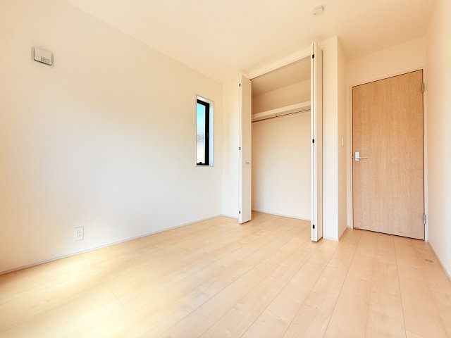 小美玉市希望ヶ丘1期　新築戸建　3号棟の洋室|家具や小物を合わせやすいシンプルデザイン♪
広さや日当たりなど、写真では伝えきれない部分を現地で確認してみませんか？