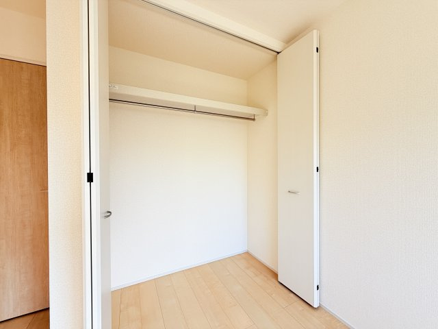 小美玉市希望ヶ丘1期　新築戸建　3号棟の収納|普段使いのお洋服や小物はもちろん、季節物のお洋服などもしっかりと整理整頓おしまい頂けます。居室空間をより広く隅々までお使いいただけますね。