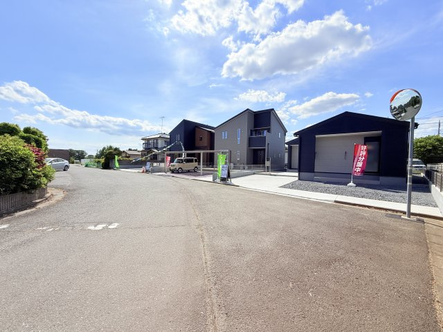 小美玉市希望ヶ丘1期　新築戸建　3号棟の前面道路含む現地写真|実際に現地で周辺環境や街並み、近隣のスーパーや通学路の安全性、病院、公園・・・など生活のイメージをご確認ください！