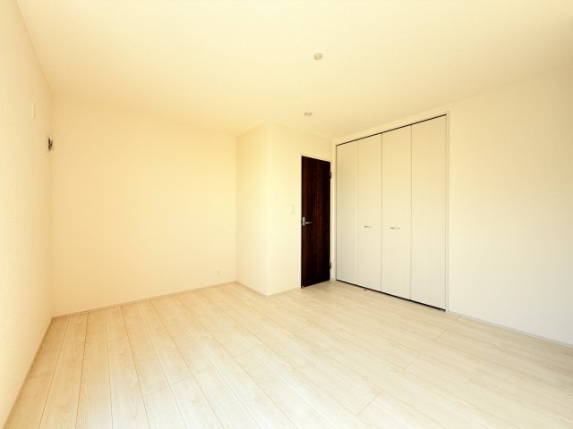 小美玉市希望ヶ丘1期　新築戸建　1号棟の洋室|家具や小物を合わせやすいシンプルデザイン♪
広さや日当たりなど、写真では伝えきれない部分を現地で確認してみませんか？