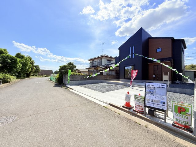 小美玉市希望ヶ丘1期　新築戸建　1号棟の前面道路含む現地写真|実際に現地で周辺環境や街並み、近隣のスーパーや通学路の安全性、病院、公園・・・など生活のイメージをご確認ください！