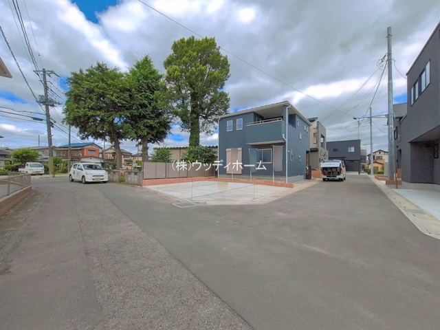春日部市西金野井　新築一戸建ての前面道路含む現地写真