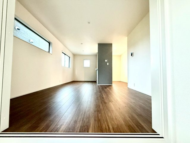 リーブルガーデンうるま市前原・9号棟のその他|二面採光が心地よい、明るい12.2帖LDK