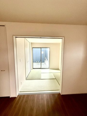 リーブルガーデンうるま市前原・9号棟のその他|リビングから目が届くので安心！遊び場やお昼寝スペースとしても活躍する畳の部屋4.5帖