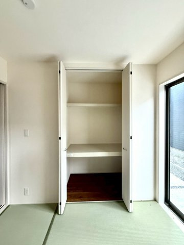 リーブルガーデンうるま市前原・9号棟の和室|生活に和の趣をもたらす洋風和室4.5帖・便利な押し入れ収納付き
