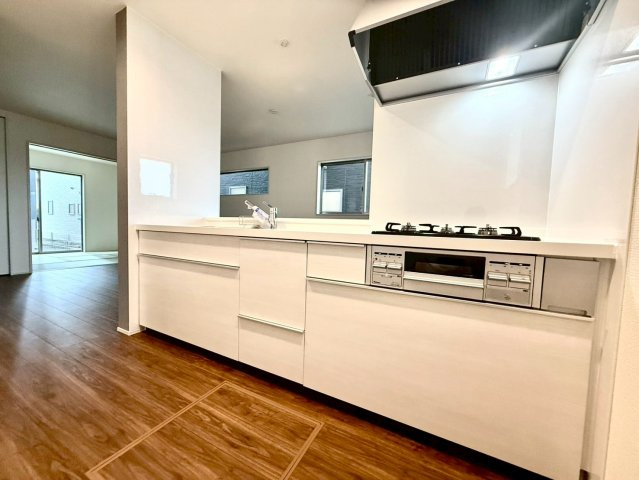 リーブルガーデンうるま市前原・9号棟のキッチン|リビングを見渡せるので、料理中も家族との時間を楽しめる対面キッチン