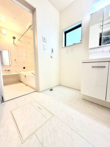 リーブルガーデンうるま市前原・9号棟の独立洗面台|洗面脱衣所から浴室への動線