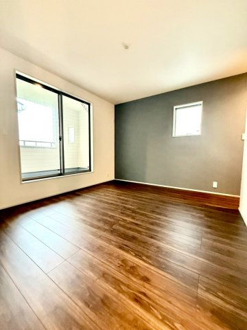 リーブルガーデンうるま市前原・9号棟の洋室|二面採光の２階主寝室７帖・バルコニー出入口付き／アクセントクロス