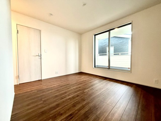 リーブルガーデンうるま市前原・9号棟の洋室|二面採光の２階主寝室７帖・バルコニー出入口付き／アクセントクロス