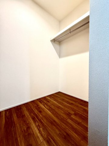 リーブルガーデンうるま市前原・9号棟の洋室|２階主寝室７帖には、季節物の入れ替えが楽々なWICを２カ所設置