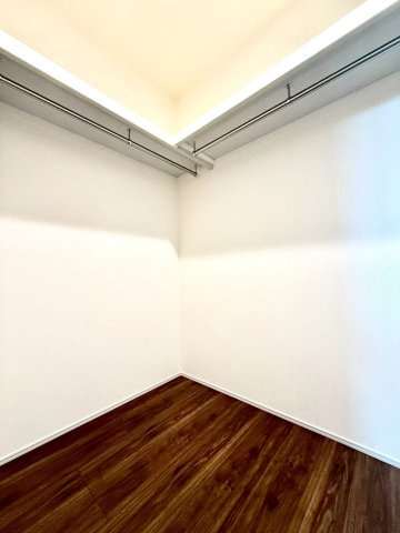 リーブルガーデンうるま市前原・9号棟の洋室|２階主寝室７帖には、季節物の入れ替えが楽々なWICを２カ所設置