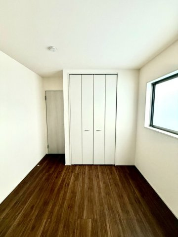 リーブルガーデンうるま市前原・9号棟の洋室|２階洋室5.3帖②には、クローゼット収納を設置