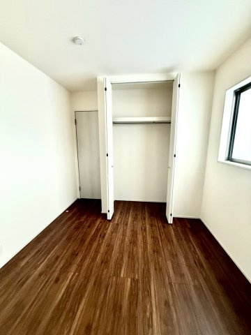 リーブルガーデンうるま市前原・9号棟の洋室|２階洋室5.3帖②には、クローゼット収納を設置