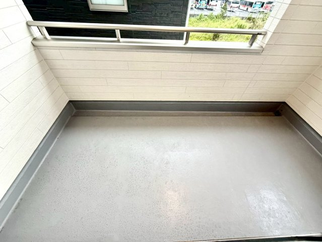 リーブルガーデンうるま市前原・9号棟のバルコニー|急な雨も安心♪様々な用途に使える広々インナーバルコニー