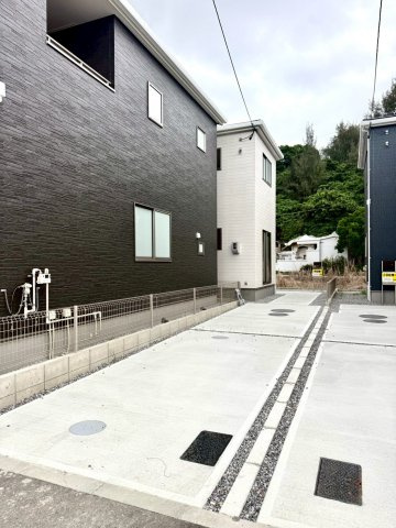 リーブルガーデンうるま市前原・9号棟のその他|縦列２台駐車可能スペース付き！お気軽にお問い合わせください♪