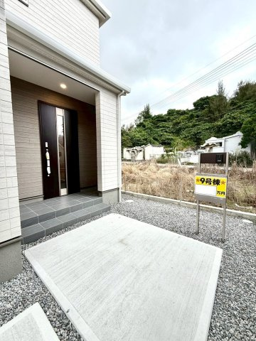 リーブルガーデンうるま市前原・9号棟の駐車場|置き配スペースも確保できる屋根付きの玄関ポーチ／TVモニター付きインターフォンで防犯対策も◎