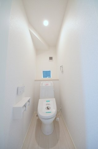 前空四丁目のトイレ|窓のある明るいトイレ
勿論ウォシュレット付きです