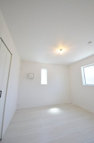 前空四丁目の洋室|各居室に機能的なクローゼットを完備。タンスなどの大型家具を買い足す必要がないため、お部屋の面積を最大限に活かせます。