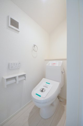 前空四丁目のトイレ|窓のある明るいトイレ
勿論ウォシュレット付きです