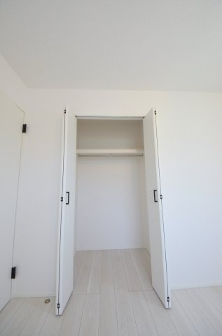 前空四丁目の収納|各居室に機能的なクローゼットを完備。タンスなどの大型家具を買い足す必要がないため、お部屋の面積を最大限に活かせます。