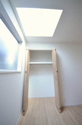 美の里二丁目の収納|各居室に機能的なクローゼットを完備。タンスなどの大型家具を買い足す必要がないため、お部屋の面積を最大限に活かせます。