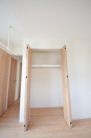 美の里二丁目の収納|各居室に機能的なクローゼットを完備。タンスなどの大型家具を買い足す必要がないため、お部屋の面積を最大限に活かせます。