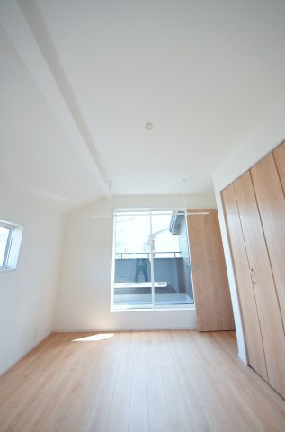 美の里二丁目の洋室|各居室に機能的なクローゼットを完備。タンスなどの大型家具を買い足す必要がないため、お部屋の面積を最大限に活かせます。