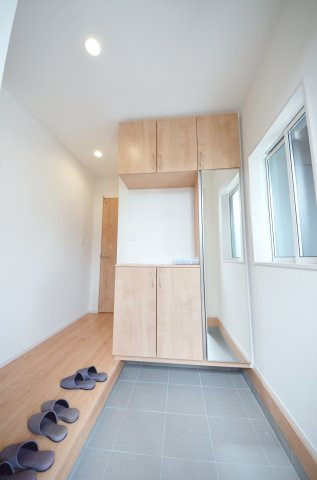 美の里二丁目の玄関|玄関には大容量のシューズボックスあり。
玄関周りの収納スペースもしっかり確保されています。