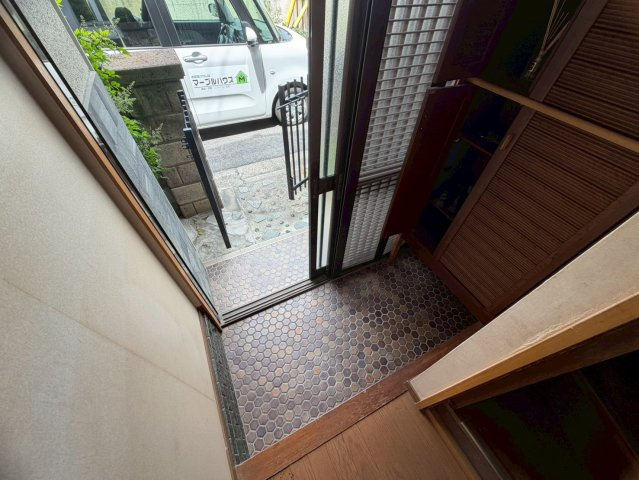 大和高田市南今里町戸建ての玄関