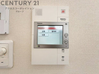 訪問者が来たときにテレビ画面で確認できるため、安心してドアを開けられます。録画機能があるものもあり、留守中に来訪者を記録しておくことができます。利便性が高く、セキュリティ面でも安心です。