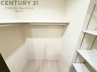 収納力が高く洋服や小物を整理しやすく、更衣室のように使え、部屋がすっきり保てます。収納の配置を自由に調整でき、換気性が良く防湿・防虫対策も可能。快適で機能的な生活空間を実現できます♪