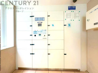 宅配ボックスは荷物の受け取りや配達が便利で安全です。不在時でも荷物が確保され、盗難や損傷のリスクが減少。受け取り時間の柔軟性が向上。外出先からでも荷物の受け取りや預けが可能となります。