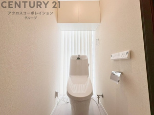 温水洗浄便座付トイレは温水洗浄機能により、暖かい水でおしりを洗浄することができ、冷たい水を使う従来の便座に比べ、温水洗浄機能で暖かいトイレを提供し、快適な使用を可能にします。