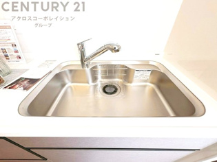 大きなシンクでお鍋などの大きな調理器具を洗う際にも便利です。