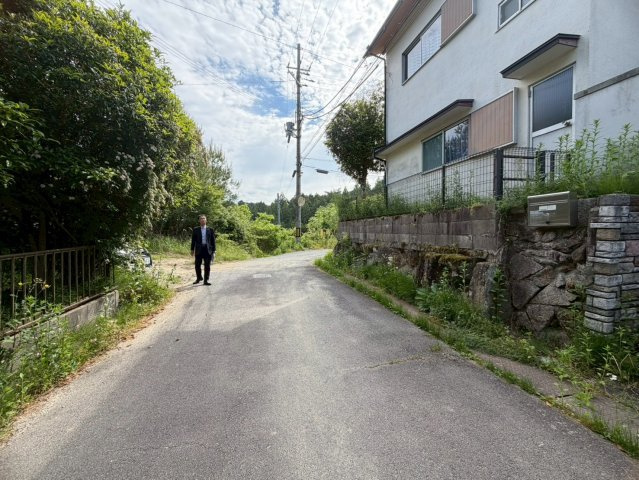 奈良市都祁友田町戸建ての前面道路含む現地写真