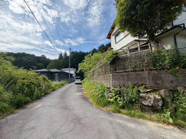奈良市都祁友田町戸建ての前面道路含む現地写真